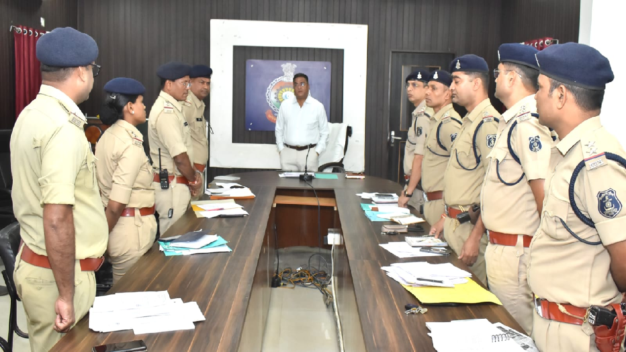 Durg : प्रभावी विवेचना एवं न्यायालयीन समन्वय से अपराध प्रकरण में अभियुक्तों को सजा, उत्कृष्ट कार्य के लिए विवेचना टीम सहित कोर्ट मुहर्रिर आरक्षक खेमू राम साहू को वरिष्ठ पुलिस अधीक्षक, दुर्ग द्वारा प्रशस्ति पत्र प्रदान