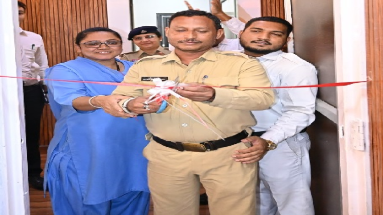 CG : चतुर्थ श्रेणी कर्मचारी से फीता कटवाकर कलेक्टर ने कराया नवीनीकरण सभाकक्ष का शुभारंभ …