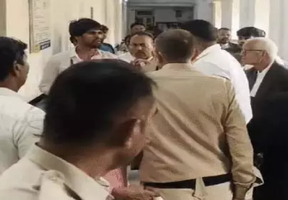 CG : बिलासपुर कोर्ट परिसर में दो वकील के बीच हुई मारपीट, पुलिस ने क्या बताया? …