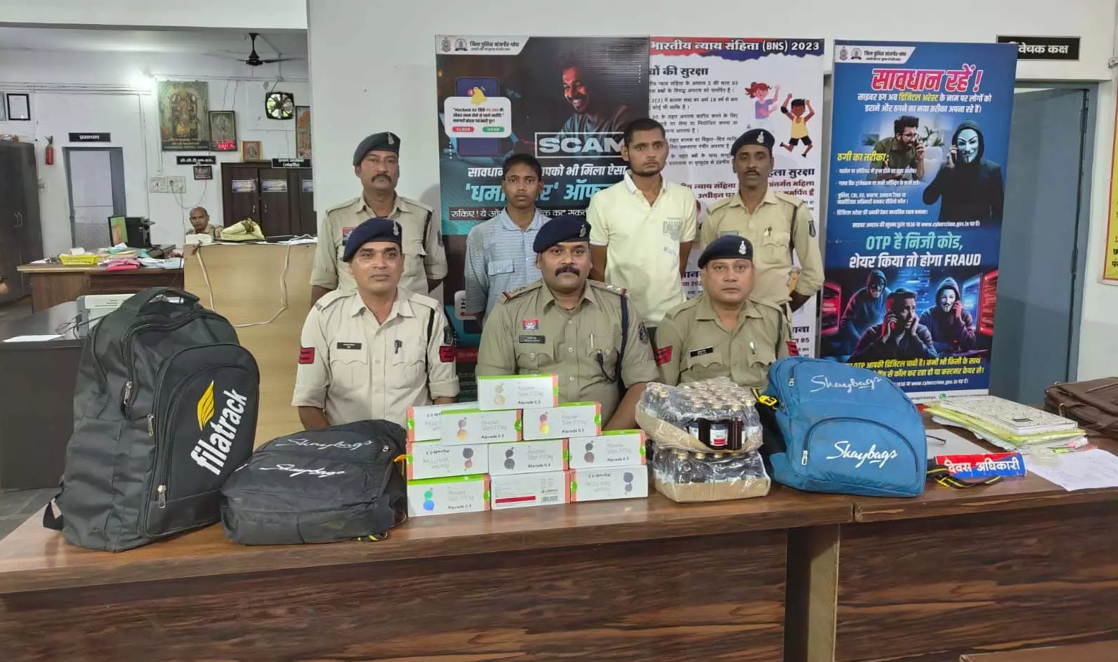 CG : रेलवे स्टेशन के पास नशीली दवाओं की बिक्री 150 सिरप और 13,800 टेबलेट जब्त …