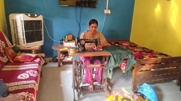 CG : अंत्योदय योजना से मिला संबल, आरती के घर से चल रहा सिलाई का काम…
