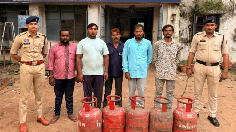 CG : खड़ी गाड़ी से 36 सिलेंडर पार, 2-2 हजार में बेचते थे; गिरोह के 8 आरोपी गिरफ्तार …