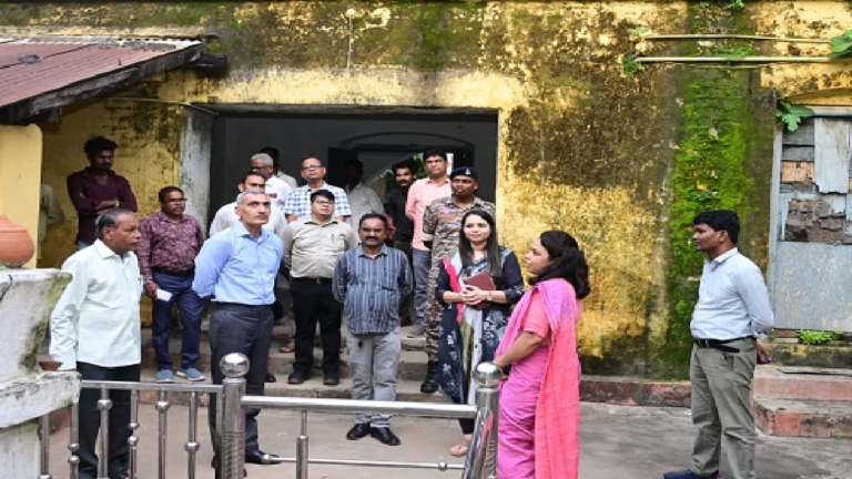 CG : जिला निर्वाचन अधिकारी रणबीर शर्मा ने ईवीएम वेयर हाउस का किया निरीक्षण …