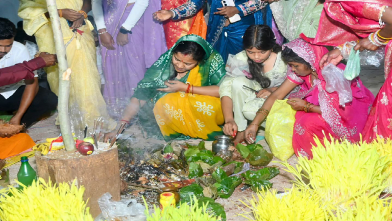 CG : करमा पूजा में शामिल हुईं मंत्री लक्ष्मी राजवाड़े, प्रकृति, संस्कृति और लोकपरंपराओं के संरक्षण का दिया संदेश… ﻿