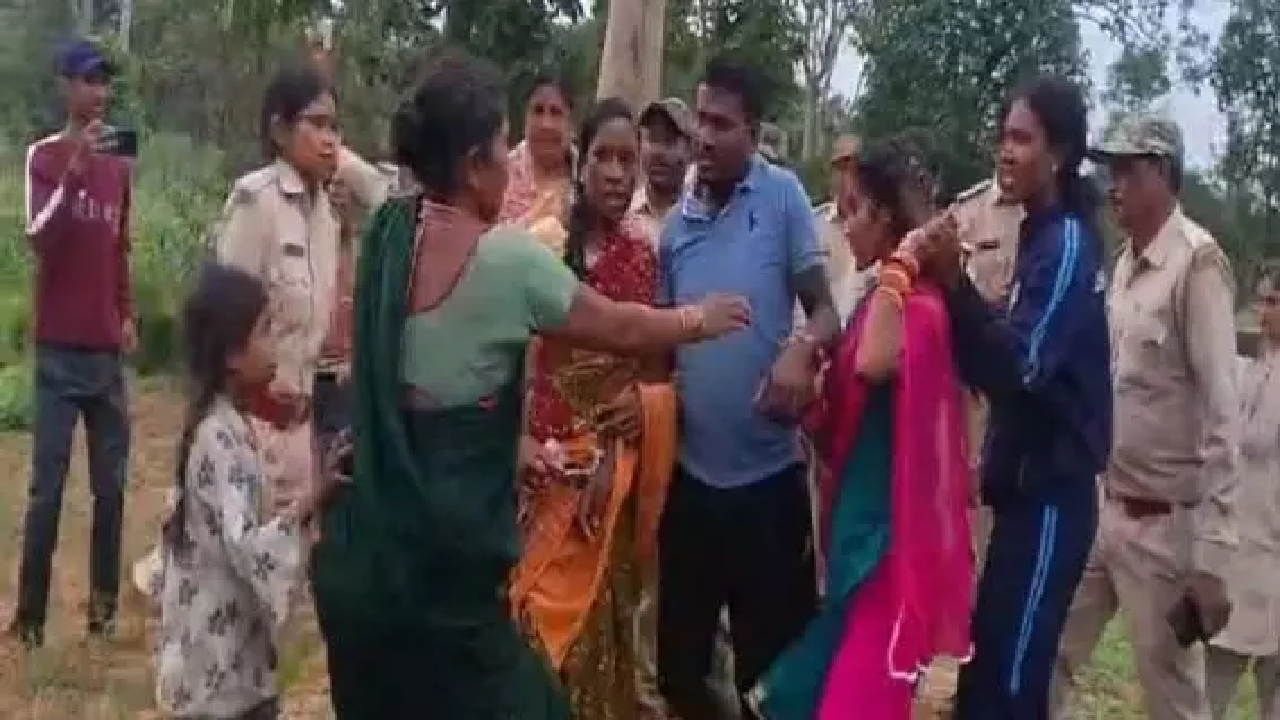 CG : जंगल में गरमाया माहौल, ग्रामीणों ने वन टीम को घेरा …