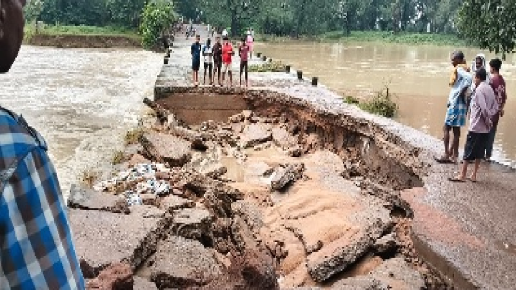 CG : बाढ़ प्रभावित परिवारों की सुरक्षा और सड़कों की बहाली के लिए प्रशासन मुस्तैद …
