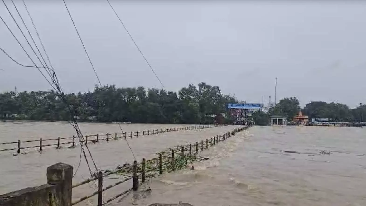 CG : महादेव घाट मार्ग पर बढ़ा जलस्तर, आवागमन बाधित …