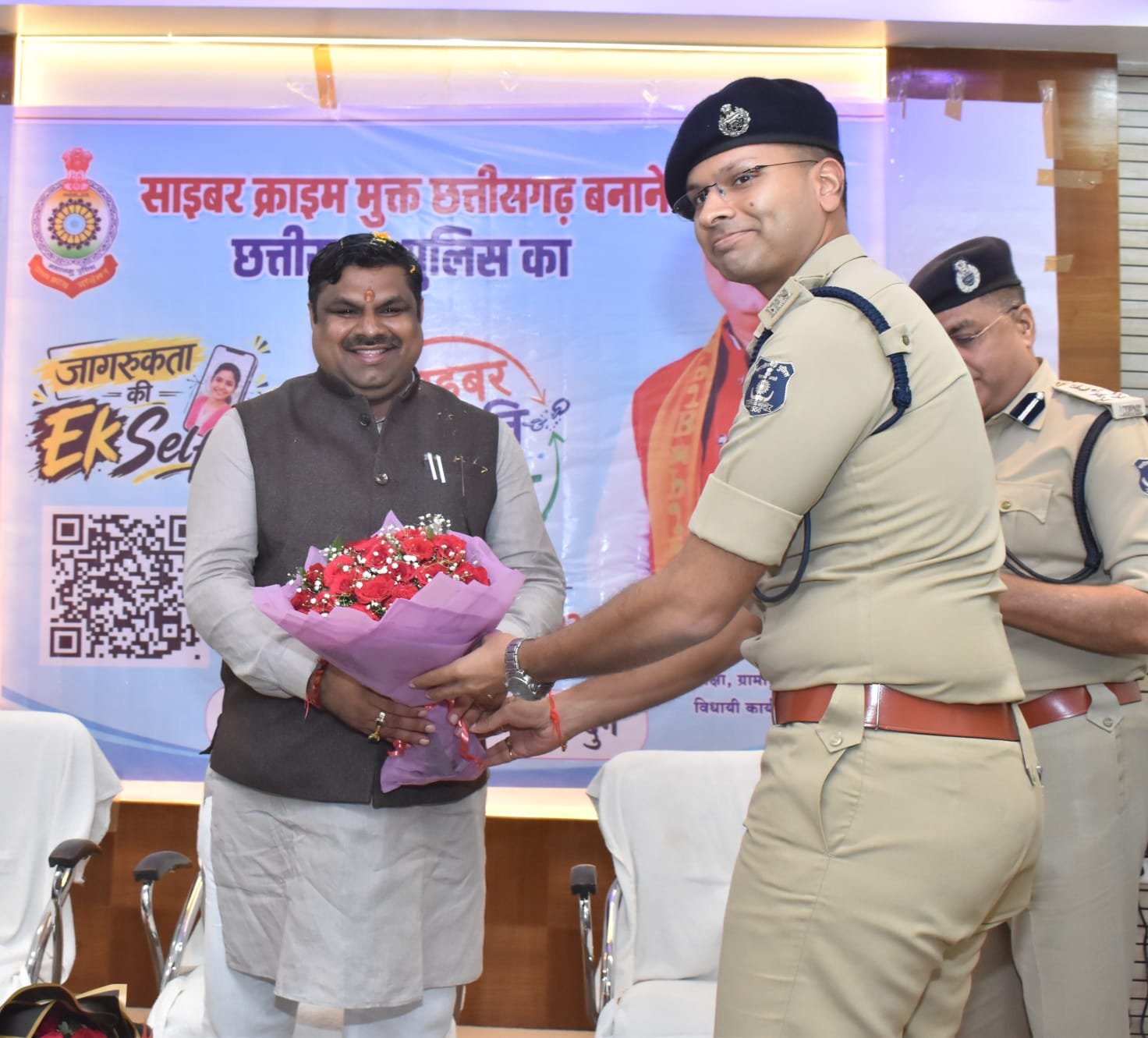 Durg : साइबर जागृति अभियान के तहत एसटीएफ जवानों को साइबर सुरक्षा प्रशिक्षण, माननीय गजेन्द्र यादव, मंत्री, स्कूल शिक्षा, ग्रामोद्योग, विधि एवं विधायी कार्य विभाग, छत्तीसगढ़ शासन रहे मुख्य अतिथि