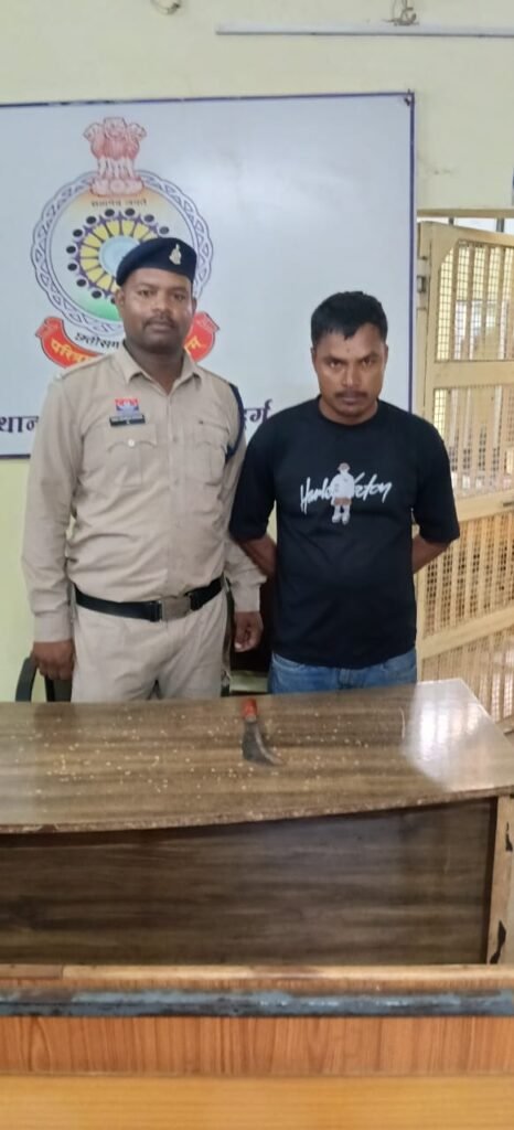 Durg : पुराने विवाद में मारपीट कर धारदार हथियार से डराने वाला आरोपी गिरफ्तार, उतई पुलिस ने अवैध हथियार किया जप्त
