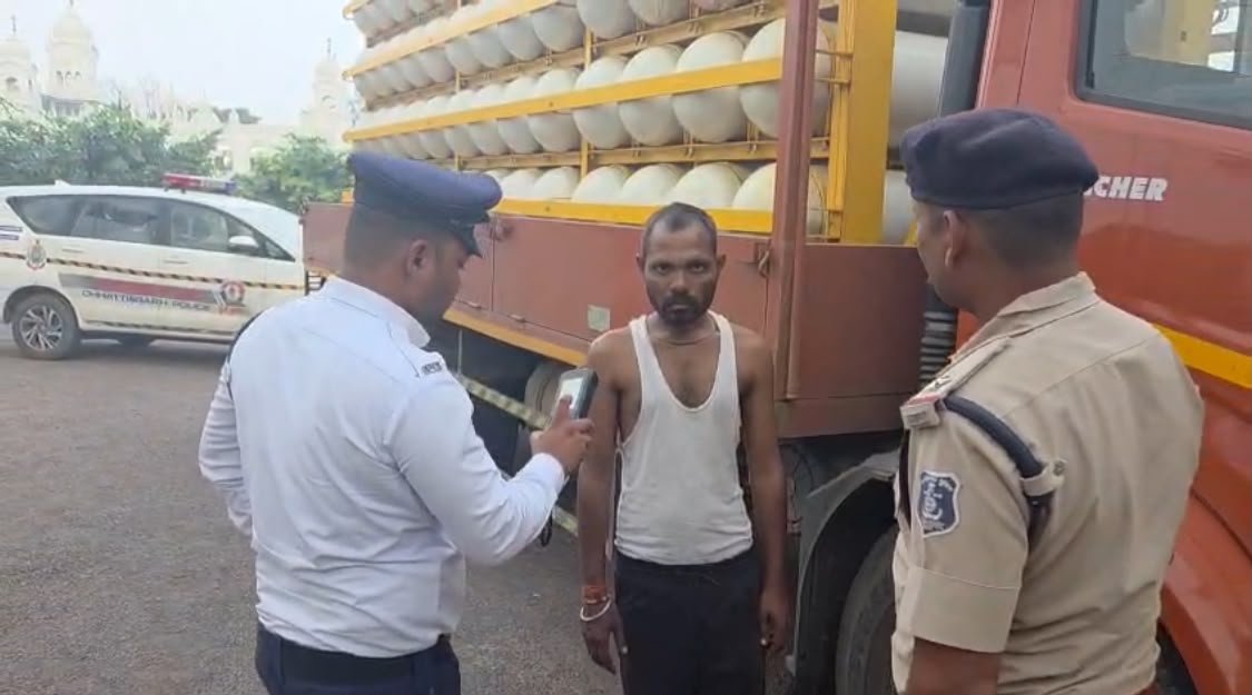 Durg : यातायात पुलिस की इंटरसेप्टर पेट्रोलिंग द्वारा नशे में लहराते हुवें CNG गैस ट्रक को पीछा करके पकड़ा गया ।