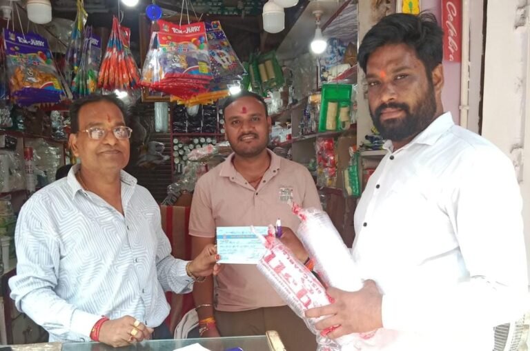 Durg - प्रतिबंधित प्लास्टिक के खिलाफ निगम की सख्ती, इंदिरा मार्केट की पांच दुकानों पर कार्रवाई,