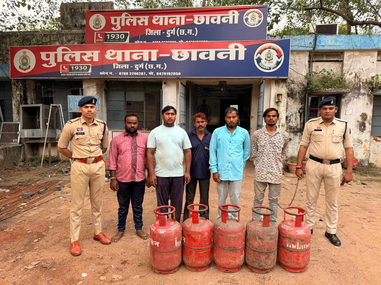 Durg : छावनी थाना क्षेत्र से चोरी हुए 36 घरेलू एलपीजी सिलेण्डरों के मामले का खुलासा, मुख्य आरोपी सहित 08 आरोपी गिरफ्तार, 20 सिलेण्डर एवं घटना में प्रयुक्त वाहन बरामद