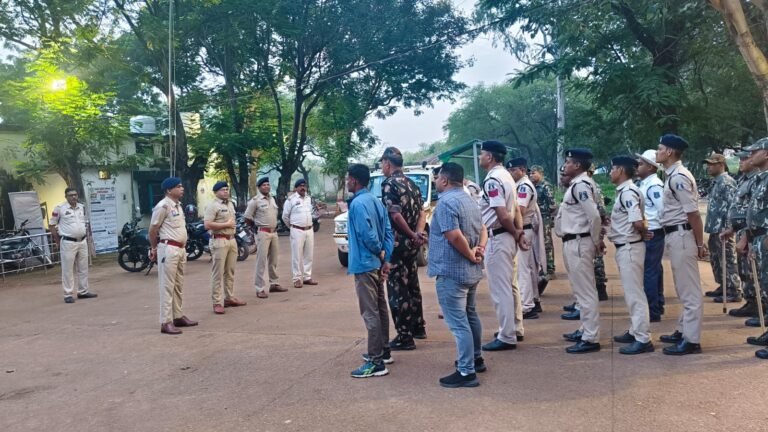 Durg : जुनवानी खमरिया पीएम आवास कॉलोनी में दुर्ग पुलिस की सरप्राइज चेकिंग, गुंडा-बदमाश एवं आपराधिक प्रवृत्ति के व्यक्तियों की गतिविधियों पर रखी गई निगरानी