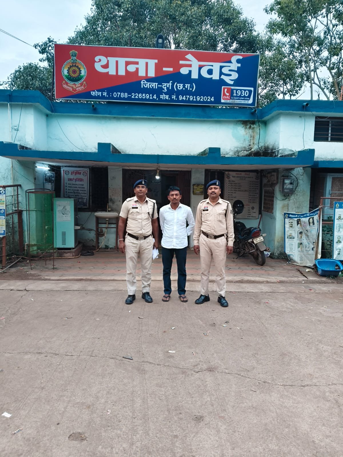 Durg : अवैध सट्टा पट्टी लिखने वाले पर दुर्ग पुलिस की लगातार कार्यवाही जारी,बीआरपी चौक नर्सरी में सट्टा-पट्टी लिखते आरोपी को नेवई पुलिस ने पकड़ा,