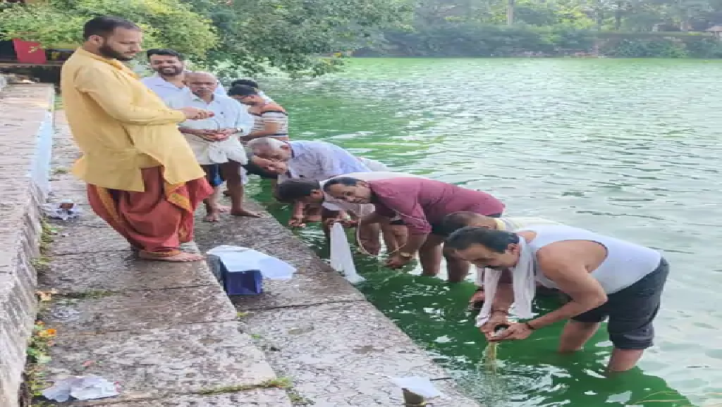 राजनांदगांव : अपने पितरों को याद कर लोगों ने दिया तर्पण…