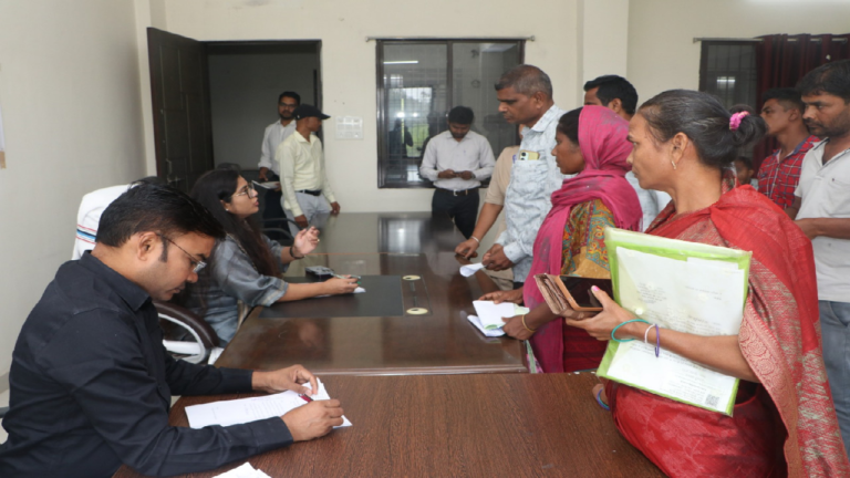 CG : जनकल्याणकारी योजनाओं का लाभ प्रत्येक पात्र नागरिक तक पहुंचाना सुनिश्चित करें-कलेक्टर