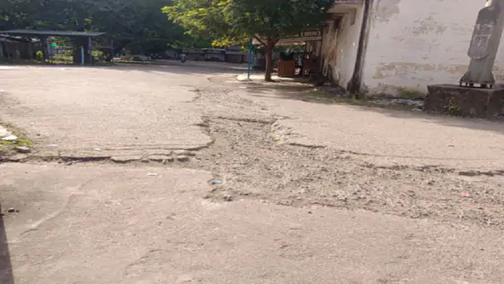 राजनांदगांव : जनपद कार्यालय के सामने सड़क बदहाल, मरम्मत करने की जरूरत…