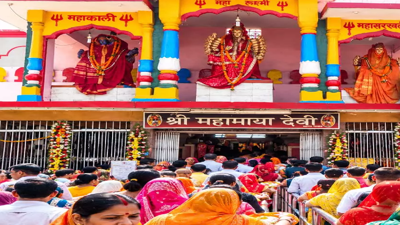 CG : रायपुर के महामाया मंदिर में उमड़ी भक्तों की भीड़, सुबह से जारी है दर्शन का सिलसिला…
