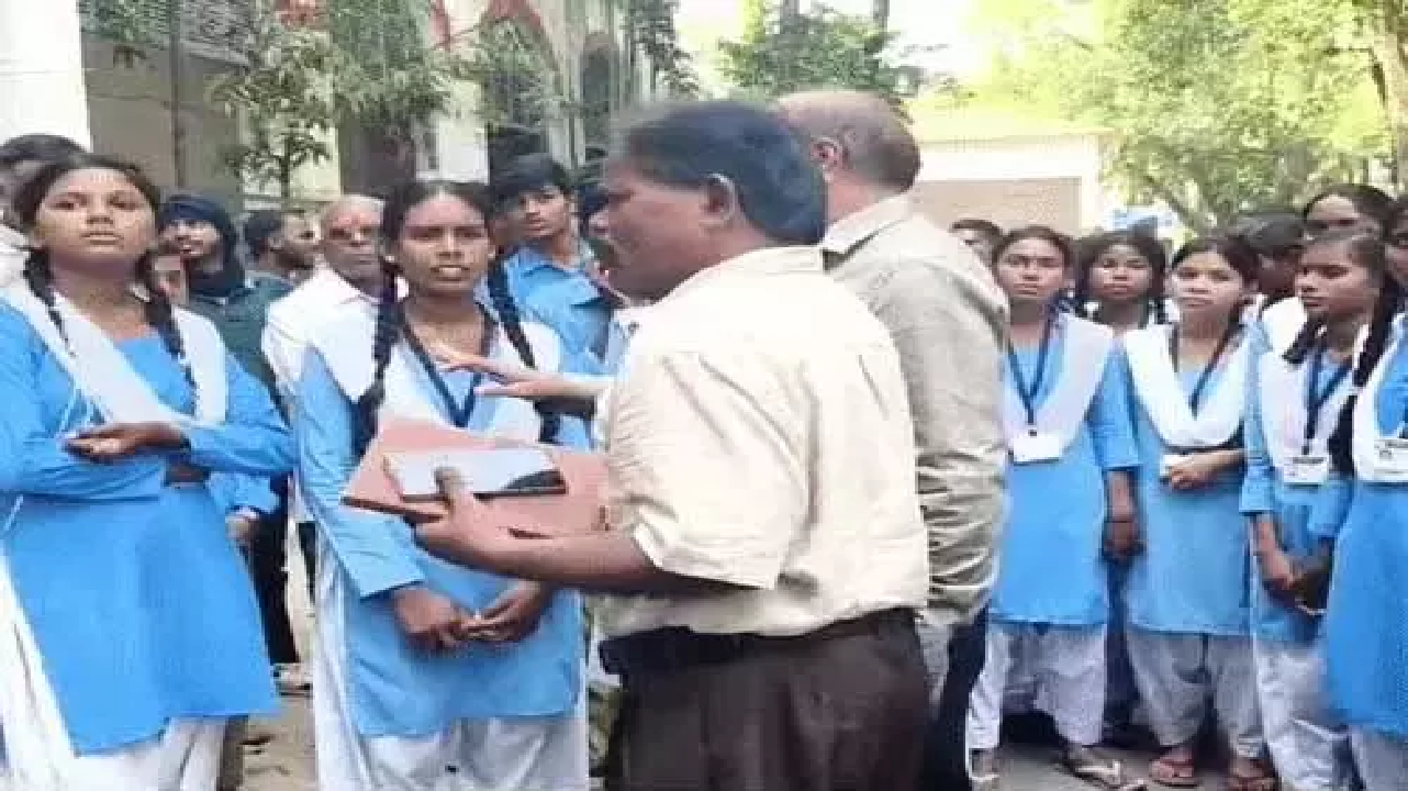 CG : बिलासपुर के सरकारी स्कूल में अनियमितता उजागर, तीन शिक्षकों पर विभागीय कार्रवाई…