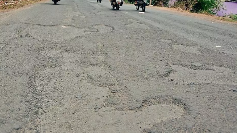 राजनांदगांव : लखोली नाका से कन्हारपुरी जाने वाली सड़क जर्जर, राहगीर परेशान...