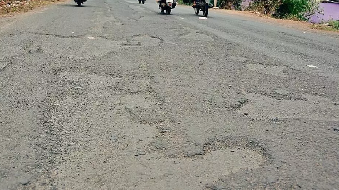 राजनांदगांव : लखोली नाका से कन्हारपुरी जाने वाली सड़क जर्जर, राहगीर परेशान...