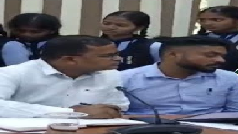 राजनांदगांव : स्कूल टाइमिंग बदलने के विरोध में कलेक्ट्रेट पहुंचे छात्र, जताई नाराजगी...