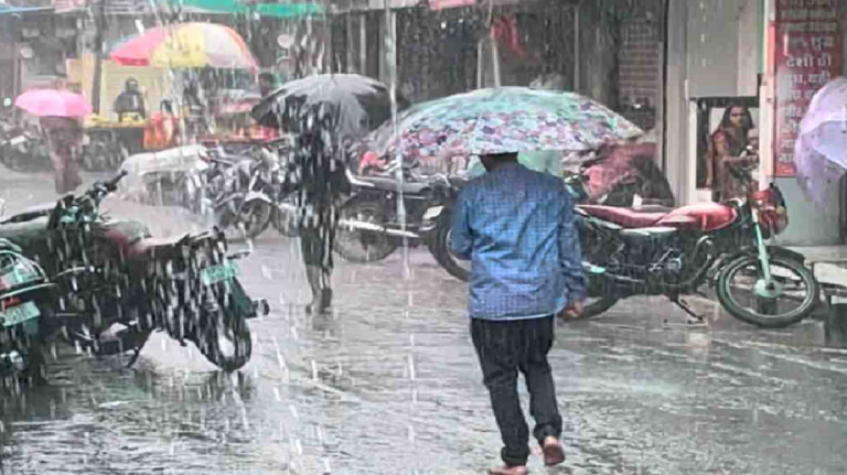 राजनांदगांव : अचानक बदला मौसम, दोपहर में 45 मिनट तक हुई तेज बारिश...