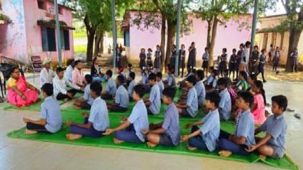 राजनांदगांव : स्वास्थ्य का नया संदेश : घोरतलाव स्कूल में योग और ध्यान शिविर का सफल आयोजन...