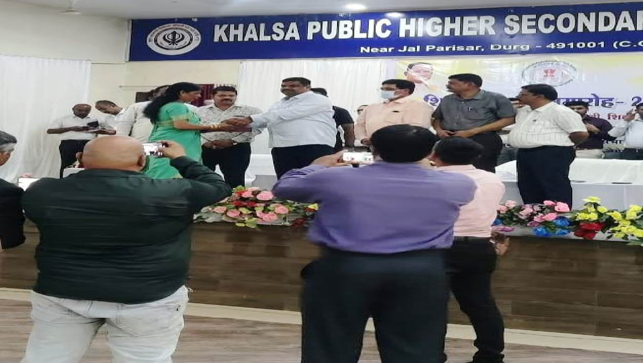 राजनांदगांव : शिक्षाश्री अलंकरण से सम्मानित हुई व्याख्याता डॉ. खिलेश्वरी साव...
