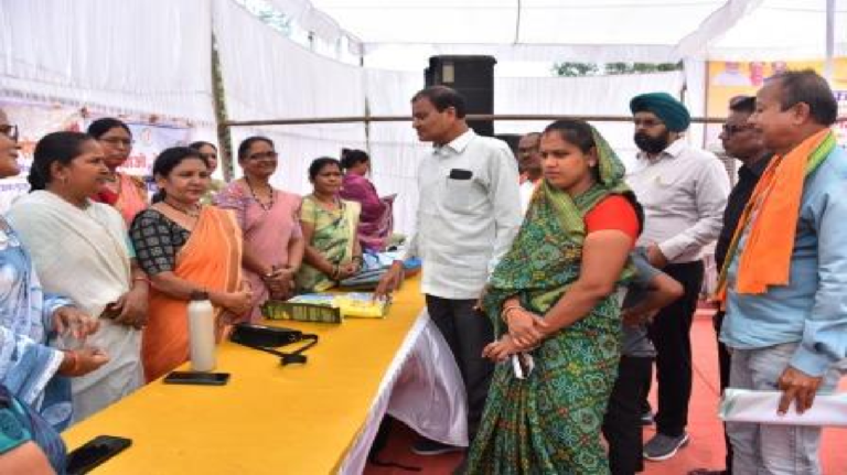 राजनांदगांव : सेवा संकल्प अभियान : 12 वार्डों के लिए लखोली स्कूल मैदान में आयोजित अंतिम शिविर में 53 आवेदन प्राप्त...