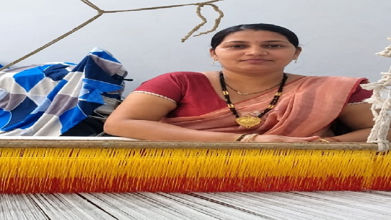 राजनांदगांव : नए उन्नत करघे मिलने से टोकेश्वरी साहू को बुनाई कार्य में मिली सहूलियत...