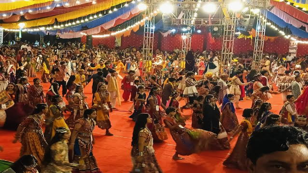 राजनांदगांव : महावीर स्मार्ट सिटी में गरबा की धूम, देर रात तक थिरके कॉलोनीवासी...