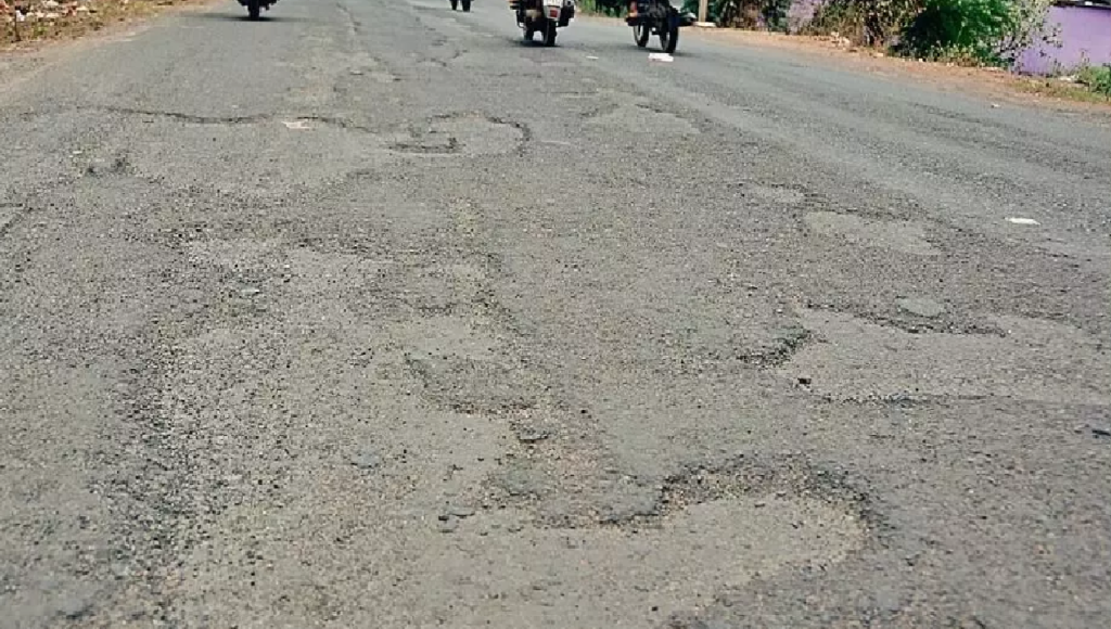 राजनांदगांव : कन्हारपुरी जाने वाली सड़क जर्जर, राहगीरों को आवागमन में हो रही परेशानी...