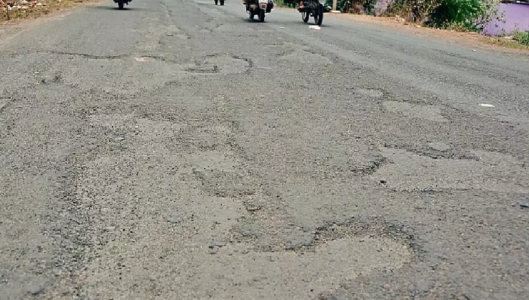 राजनांदगांव : कन्हारपुरी जाने वाली सड़क जर्जर, राहगीरों को आवागमन में हो रही परेशानी...