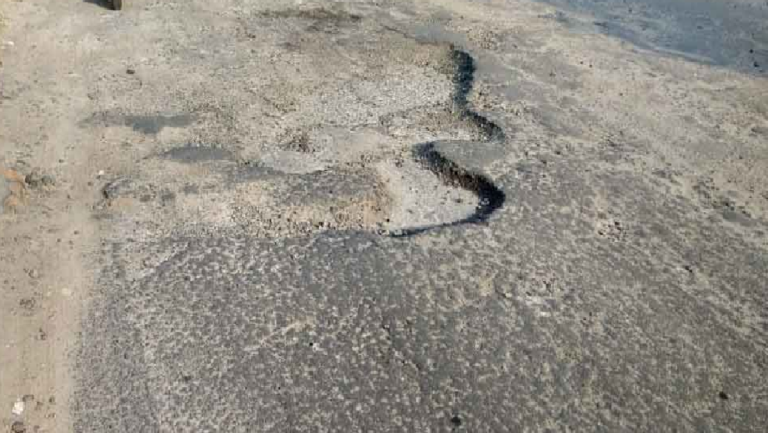 राजनांदगांव : नए बीईओ कार्यालय के सामने गड्ढे से आवाजाही मुश्किल, लोग हो रहे परेशान...