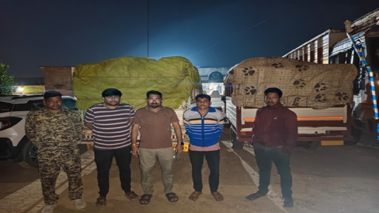 CG : झारखंड से अवैध धान परिवहन करते दो पिकअप जब्त...