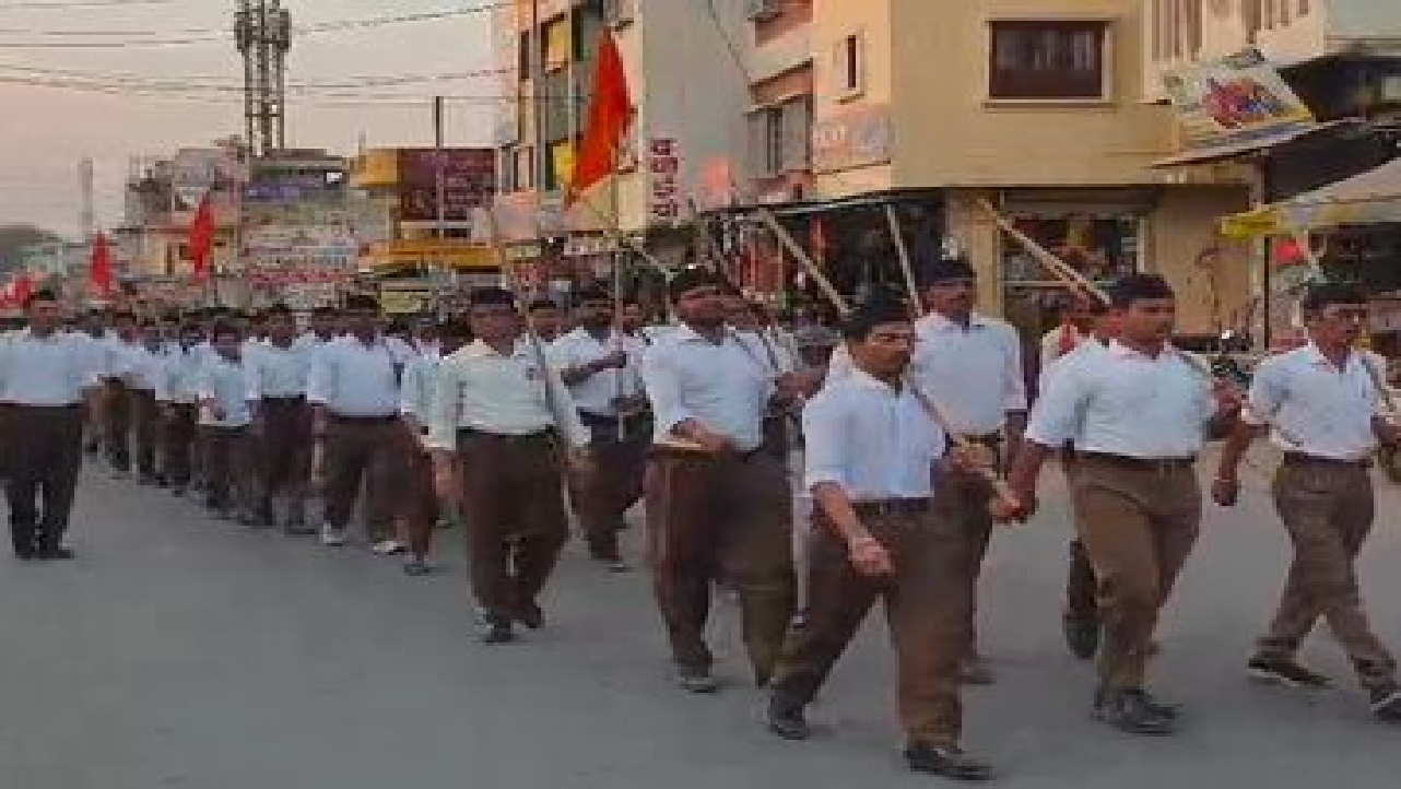 राजनांदगांव : विजयादशमी उत्सव पर आरएसएस का पथ संचलन, लोगों ने बरसाए फूल...