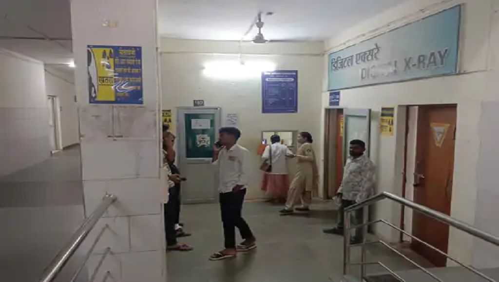 राजनांदगांव : जिला अस्पताल में एक्स-रे विभाग के पास कुर्सियां लगाने की जरूरत...