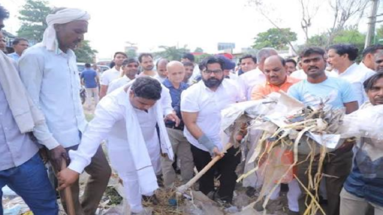 CG : जिला पंचायत परिसर में गूंजा स्वच्छता का संदेश, ‘एक दिन-एक घंटा-एक साथ’ थीम पर हुआ श्रमदान…