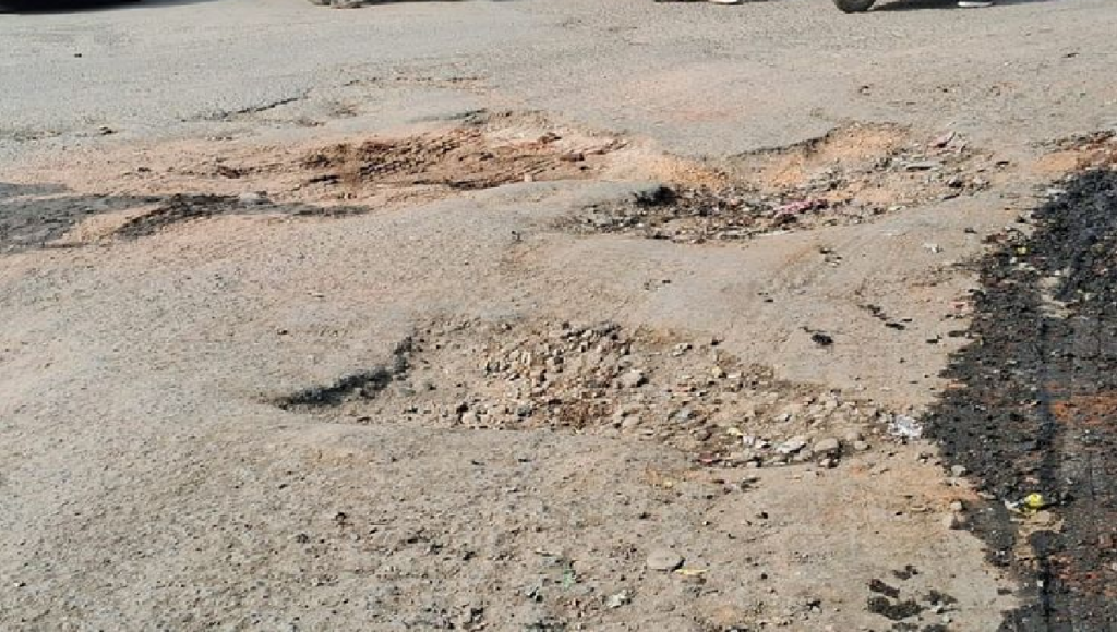 राजनांदगांव : सर्विस लेन पर हुए गड्ढों की मरम्मत नहीं, हादसे का डर…