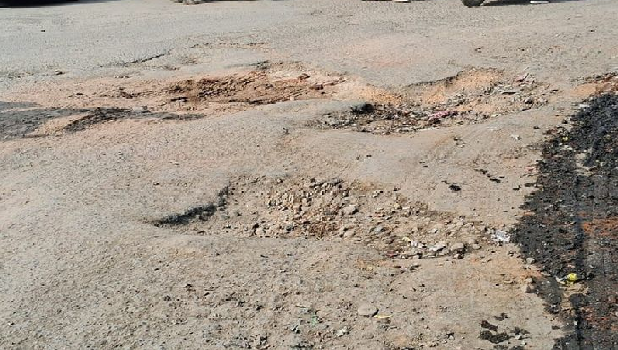 राजनांदगांव : सर्विस लेन पर हुए गड्ढों की मरम्मत नहीं, हादसे का डर…