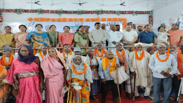 CG : मेगा स्वास्थ्य शिविर में बुजुर्गों का सम्मान, बांटे सहायक उपकरण