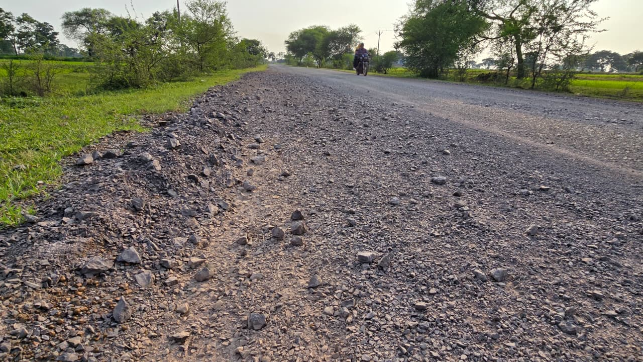 राजनांदगांव : 400 करोड़ की सड़कों पर क्वालिटी ताक पर पहली ही लेयर में उखड़ी गिट्टी, बेस भी धंस रहा…