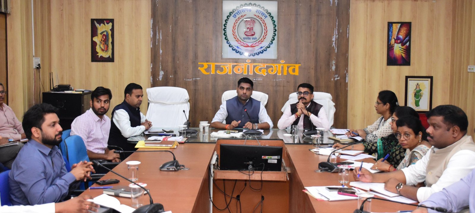 राजनांदगांव : कलेक्टर ने समय-सीमा की बैठक में शासन की प्राथमिकता वाली योजनाओं एवं विकास कार्यों की समीक्षा की