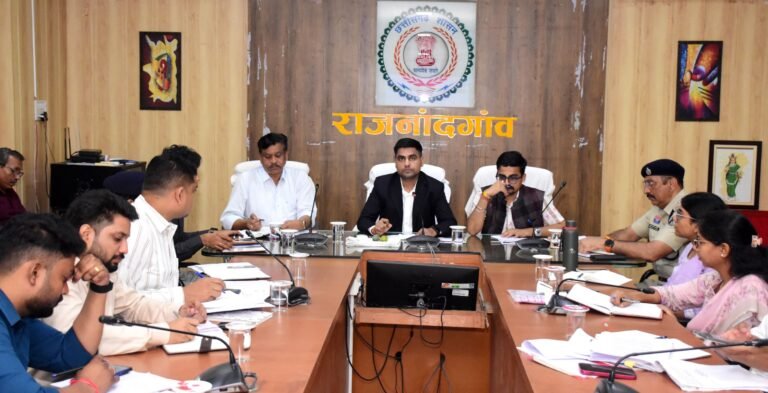 राजनांदगांव : कलेक्टर ने साप्ताहिक समय-सीमा बैठक में विभागीय कार्यों की समीक्षा की - हर घर मुनगा-घर-घर मुनगा अभियान के तहत जिले में लगाए जाएंगे 10 लाख मुनगा पौधे