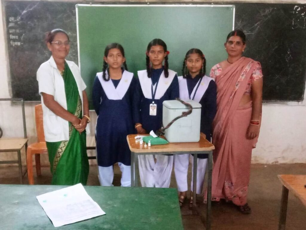 राजनांदगांव : सर्वाइकल कैंसर से बचाव के लिए बालिकाओं को लगाया जा रहा एचपीवी वैक्सीन...