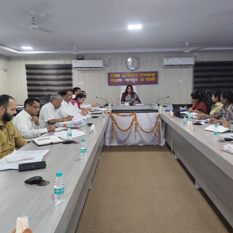 मोहला : राजस्व प्रकरणों का समय-सीमा में निराकरण करें, धान खरीदी की तैयारियां समय रहते करें पूर्ण–कलेक्टर तनुजा सलाम