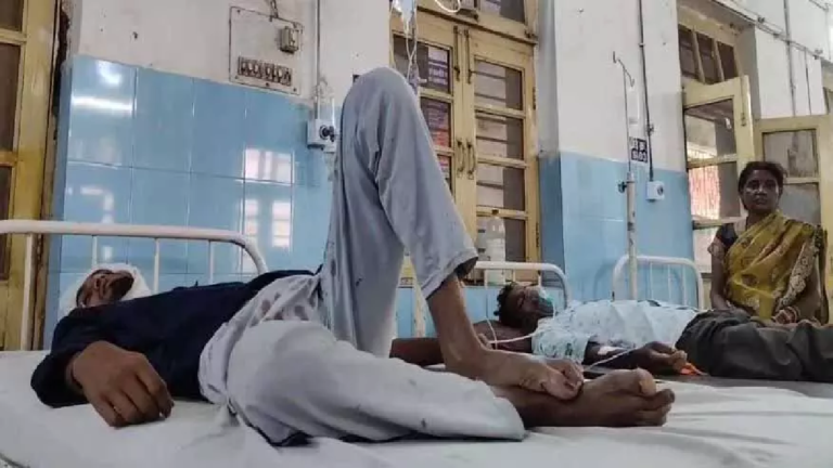 CG : सोने की तैयारी कर रहा था परिवार, बाहर से हुई ईट-पत्थरों की बारिश, तीन पर चाकू से हमला …