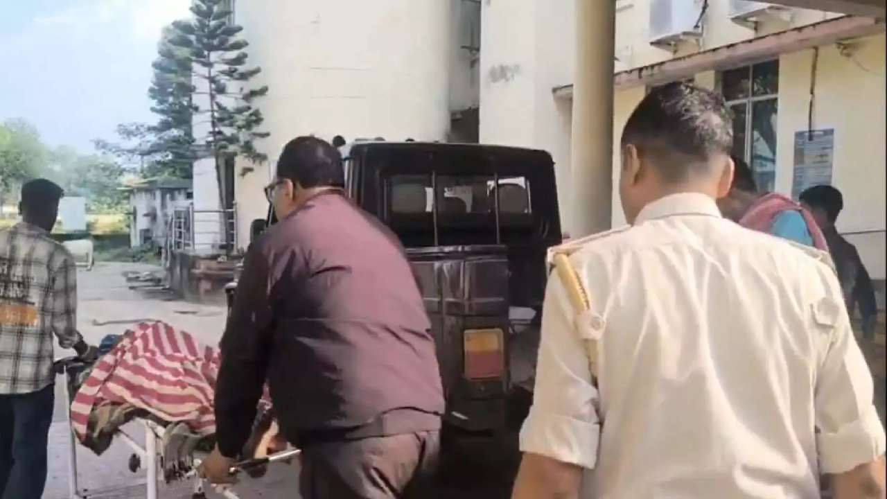 CG : शौच के लिए निकले बुजुर्ग पर हाथियों का हमला, पसली टूटी …