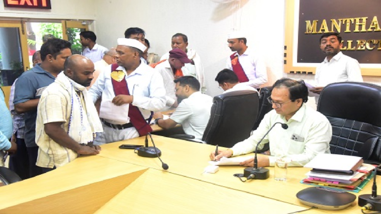 CG : कलेक्टर ने जनदर्शन में सुनी लोगों की समस्याएं …